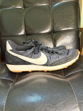 Nike- Tailwind 79.  Size 9